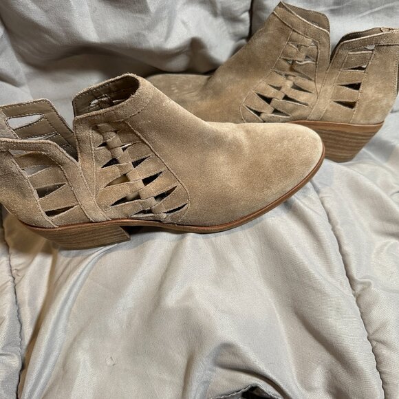 Vince Camuto Peera Tan  suede ankle Bootie Boots 8.5. Zipper Heel. Cut Out Sides - Picture 8 of 9